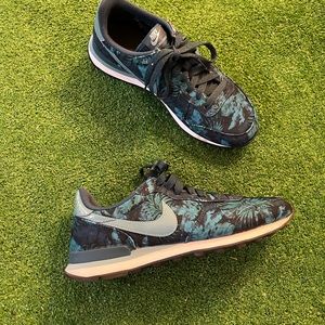 Nike Internationalist Floral Women size 7.5 (USED)